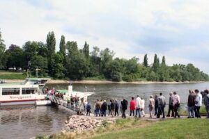 Die Insel in Sichtweite gehen die Besucher an Bord