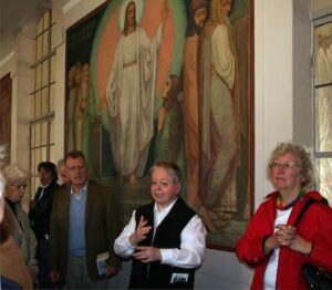 Den Credo-Gang malte Schwester Elmar Koenig 1924 bis 1928 mit überlebensgroßen Secco-Malereien aus.