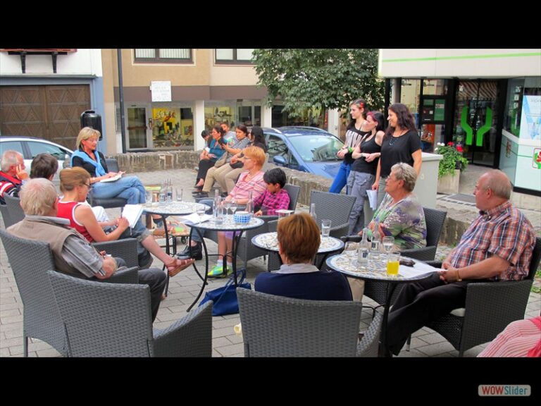Lesen am Bücherschrank
