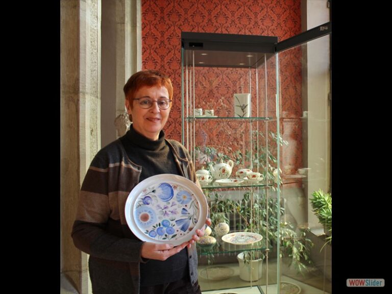 Marie Jo Gaudry-Pankowski zeigt mit feiner Porzellanmalerei im Heimatmuseum den Reichtum aus Floras Füllhorn