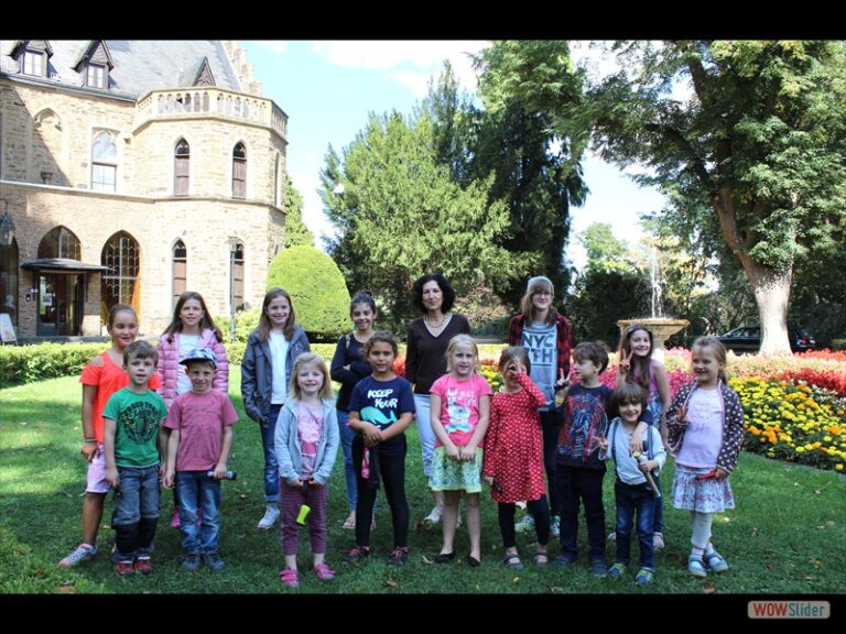 Junge Besucher machten mit Angelika Schneider einen Schnupperrundgang im Schloss