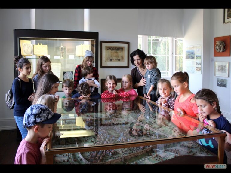 Junge Besucher machten mit Angelika Schneider einen Schnupperrundgang im Schloss