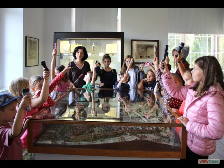 Junge Besucher machten mit Angelika Schneider einen Schnupperrundgang im Schloss