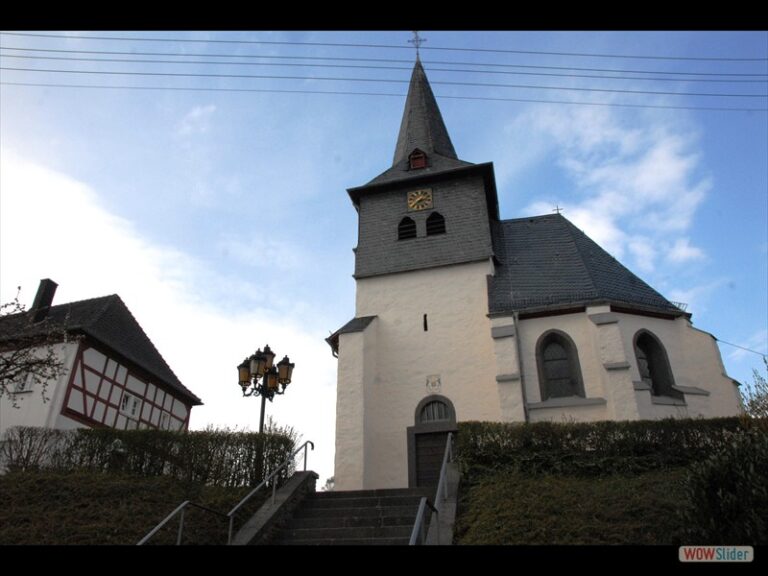 Exkursion: Ortsvorsteherin Helga Schmitt-Federkeil führte Denkmalverein Sinzig durch das Dorf