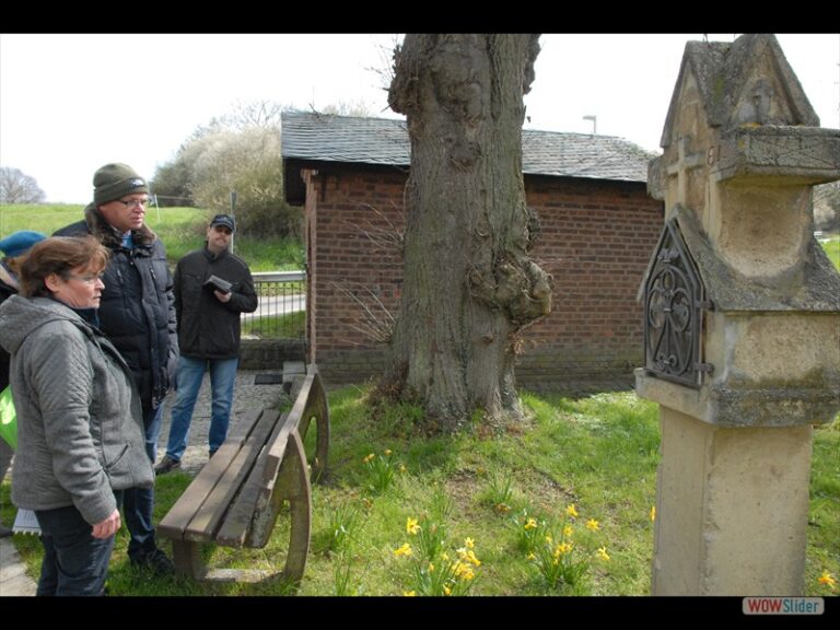 Exkursion: Ortsvorsteherin Helga Schmitt-Federkeil führte Denkmalverein Sinzig durch das Dorf