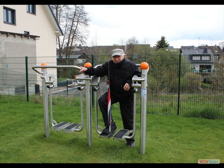 Exkursion: Ortsvorsteherin Helga Schmitt-Federkeil führte Denkmalverein Sinzig durch das Dorf