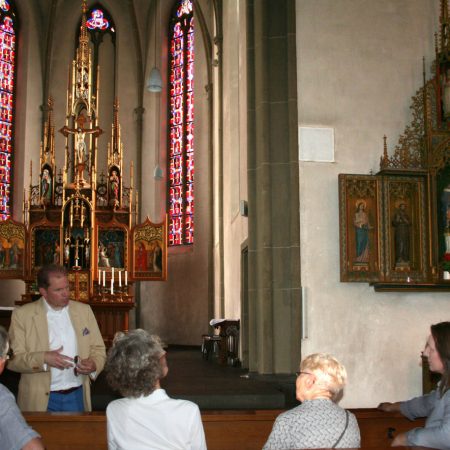 Der Verzicht auf das Mittelfenster im Chor von St. Suitbert ist der besseren Sicht auf den Altar geschuldet.