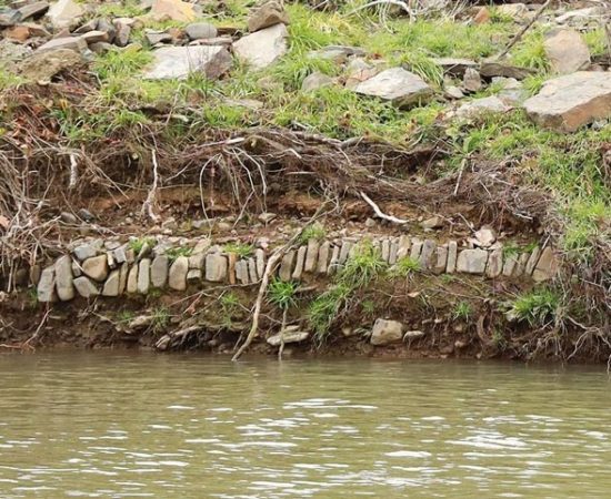 Von der Flut freigelegte Mauerreste bei Dümpelfeld. Foto: Andreas Schmickler, Kirchdaun