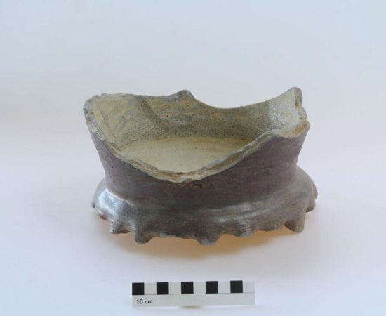 Ein Streufund: Dunkelbraun glasiertes Vorratsgefäß aus den 19. Jahrhundert. Foto: Gabriel Heeren, Remagen