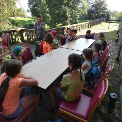 Museumsleiterin Agnes Menacher begrüßt die Kinder zum Tag auf den Spuren der Römer.