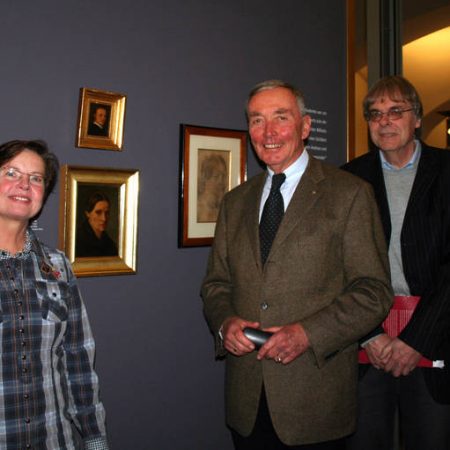 Agnes Menacher (v. l.) und Dr. Günther Schell vom Denkmalverein freuen sich im Landesmuseum Mainz über die Wertschätzung der  Sinziger Leihgaben durch Dr. Norbert Suhr, Leiter der Grafik-Abteilung.