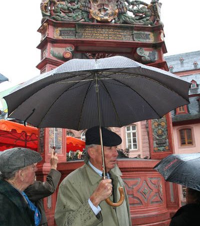In seiner Führung wies der Vereinsvorsitzende Dr. Günther Schell (Mitte) auch auf den Marktbrunnen, einen der schönsten Renaissancebrunnen Deutschlands hin.