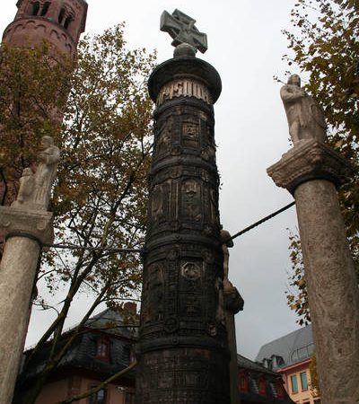 Die Nagelsäule wurde während dem 1. Weltkrieg auf dem Liebfrauenplatz beim Ostbau des Doms errichtet als Teil einer Propaganda- und Spendenakten, genannt Wehrmann in Eisen. Gegen gestaffelte Geldbeträge konnten die Spender einen Nagel ins Holz schlagen. Die Spende kamen der Kriegskinderfürsorge dem Verein für Ferienkolonien und dem Nationalen Frauendienst zugute.