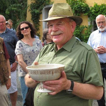 Revierförster Helmut Willerscheid brachte Historie, die Gebäude und auch Gegenstände, die auf Vehn eine Rolle spielen, den Zuhörern nahe.